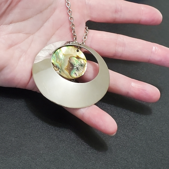 *Sale* Stainless steel circular abalone pendant - Picture 1 of 11